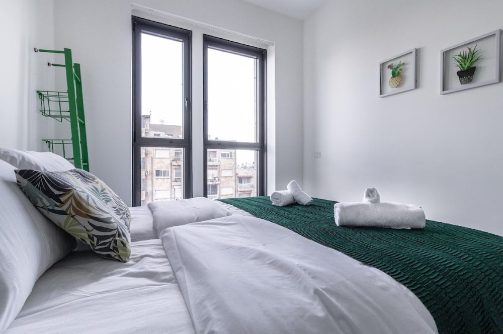 Фото J-Tower Apartments