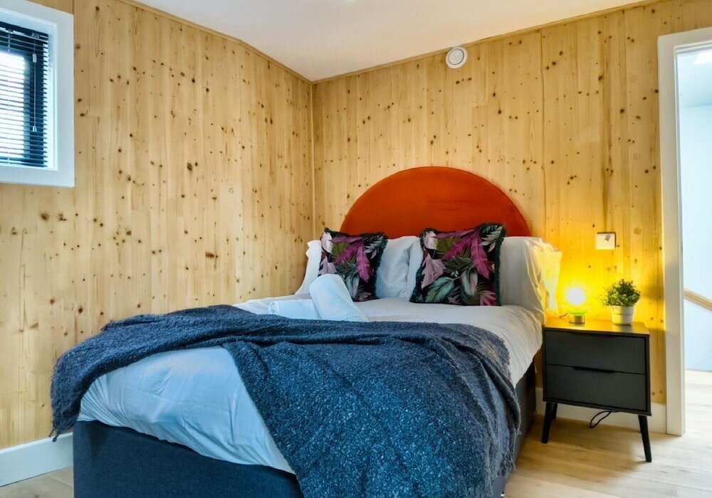 Фото Green Mews Houses with free parking by My Getaways