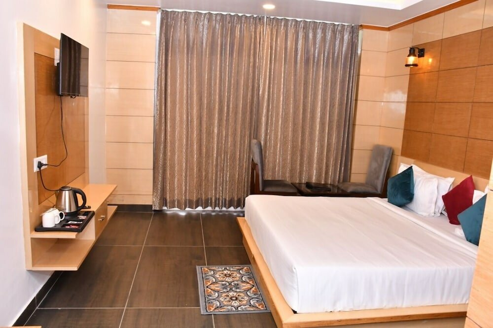 Фото Hotel The Crown