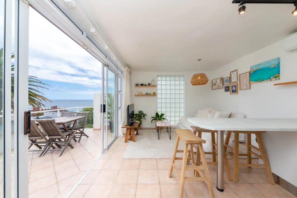 Фото Stylish and Bright 1 Bedroom Apartment - Camps Bay