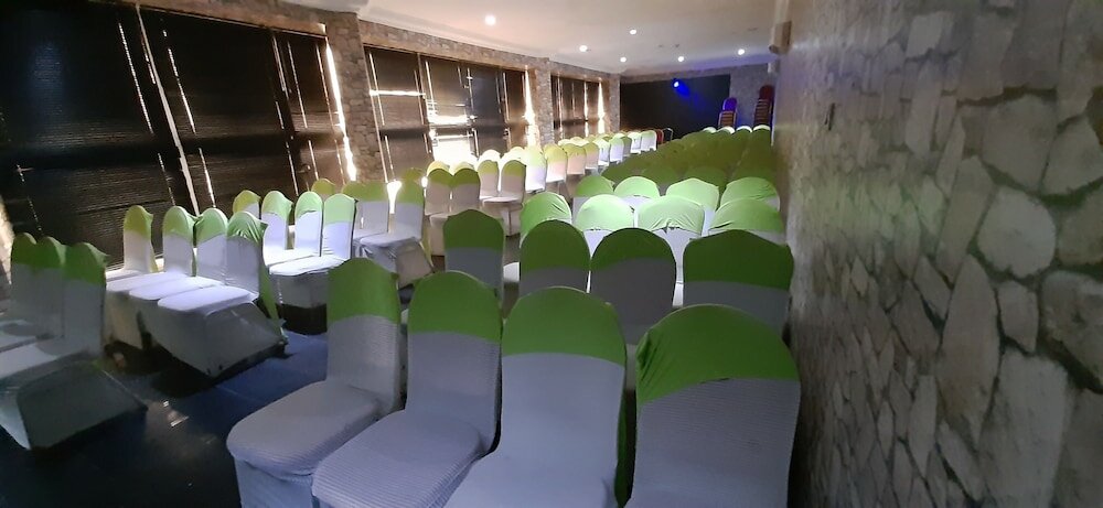 Фото Greenwood Court Hotels & Suites