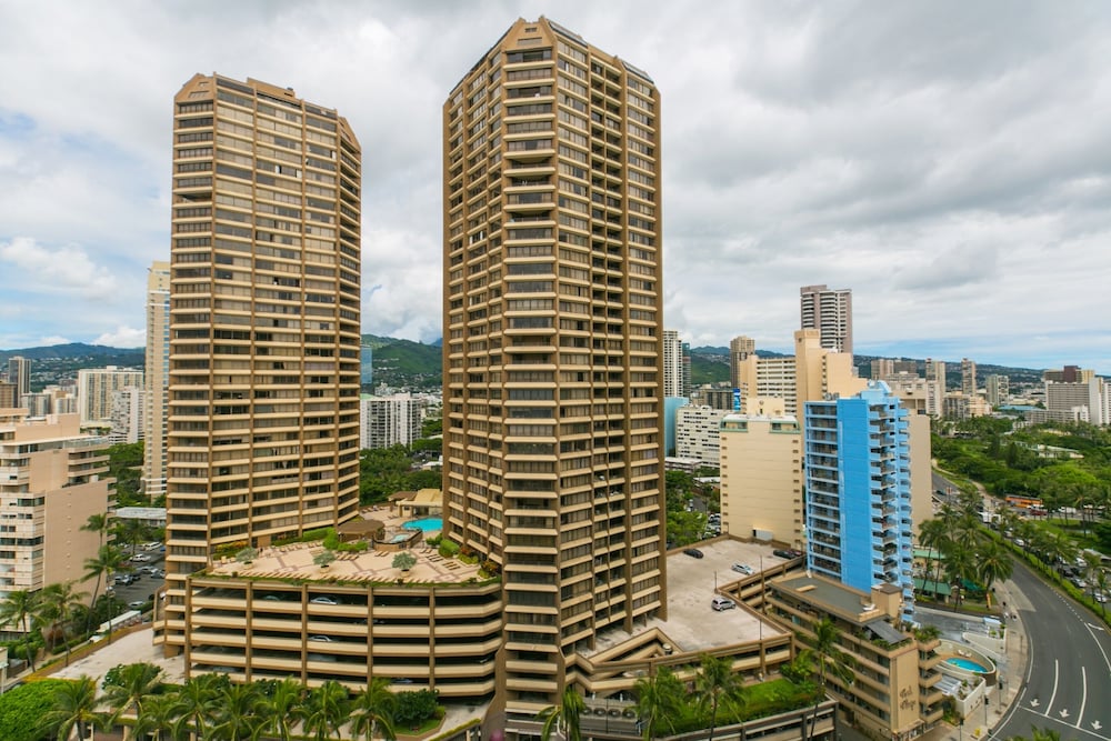 Фото Spacious Condos With Private Balcony at Discovery Bay - Free Wifi, Near Beaches!