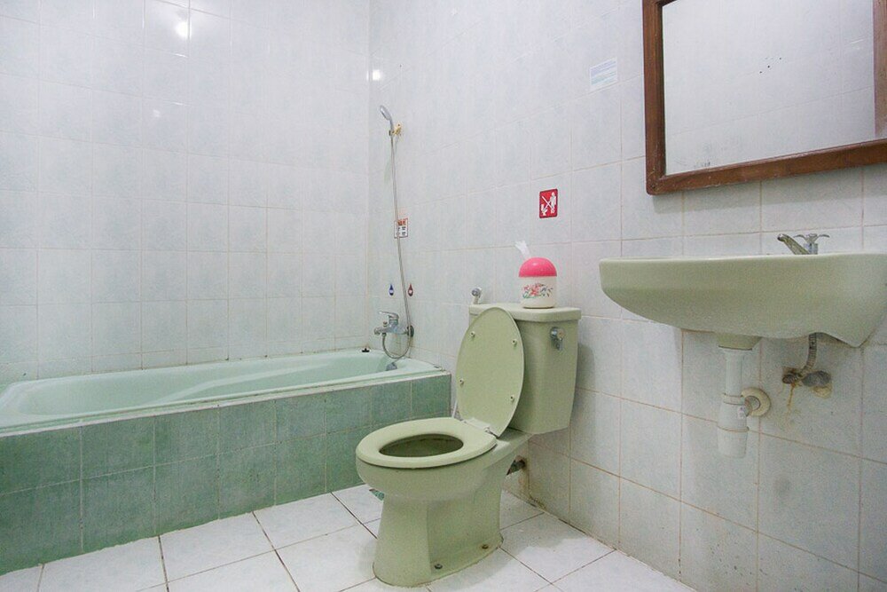 Фото RedDoorz Plus @ Jalan Raya Pasir Putih