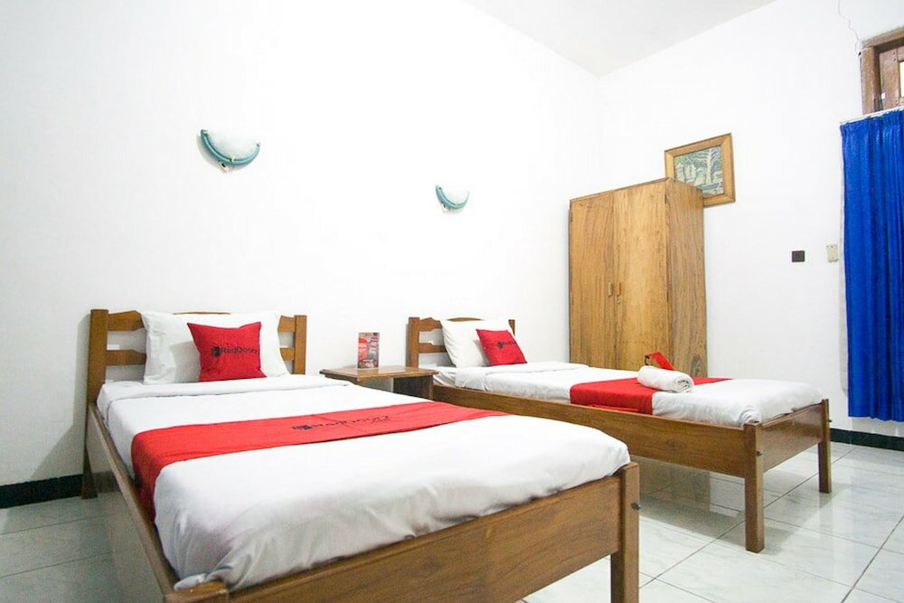 Фото RedDoorz Plus @ Jalan Raya Pasir Putih