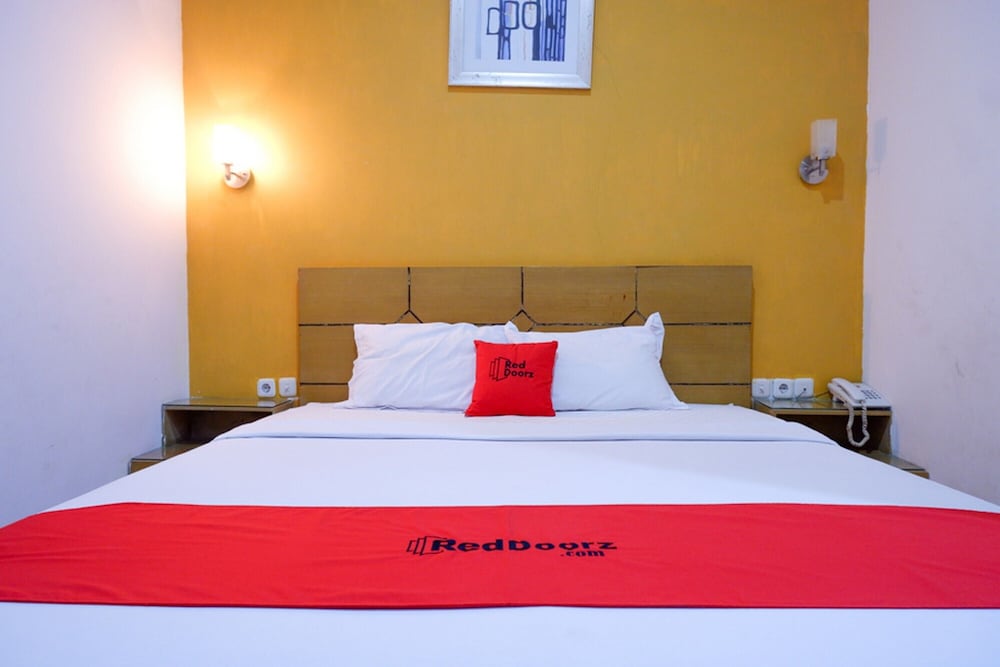 Фото RedDoorz near Monumen Habibi Ainun