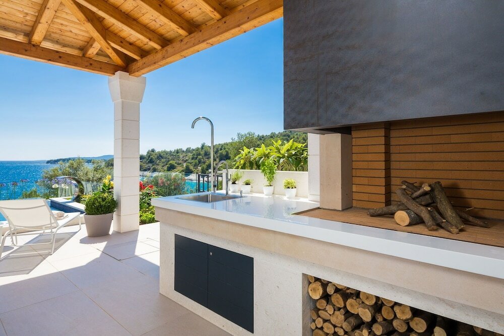 Фото Beachfront Villa Azzurro With Pool