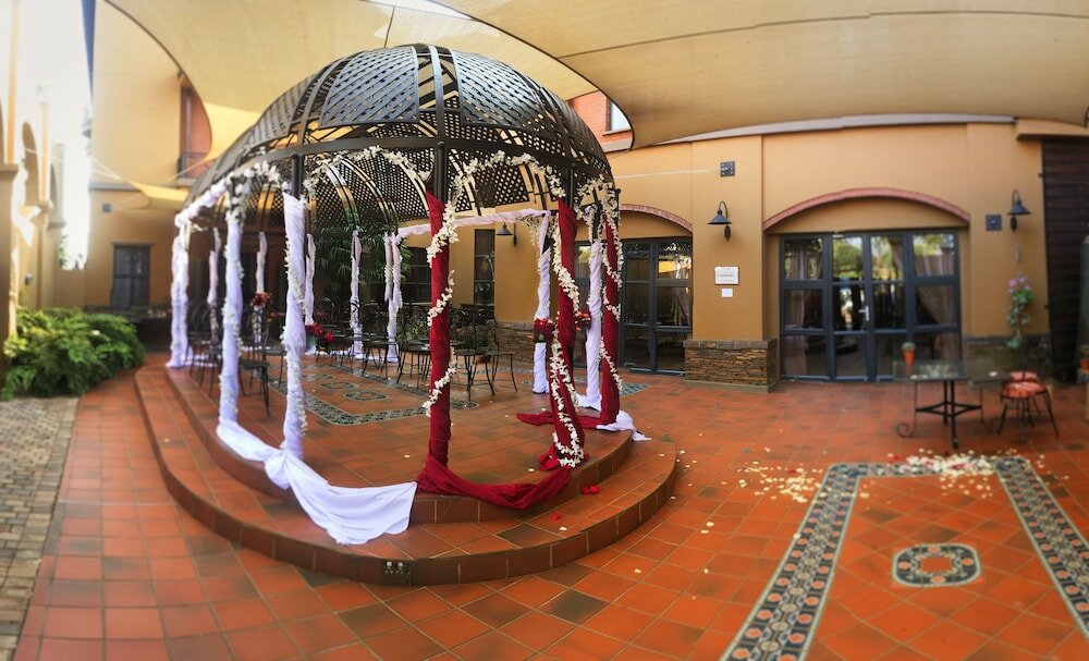 Фото Royal Elephant Hotel & Conference Centre