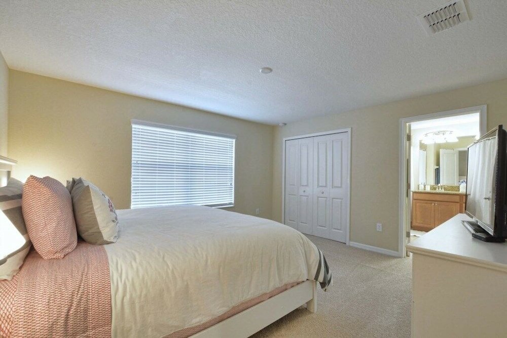 Фото Townhome W/splashpool In Storey Lake -1610st 4 Bedroom Townhouse by Redawning