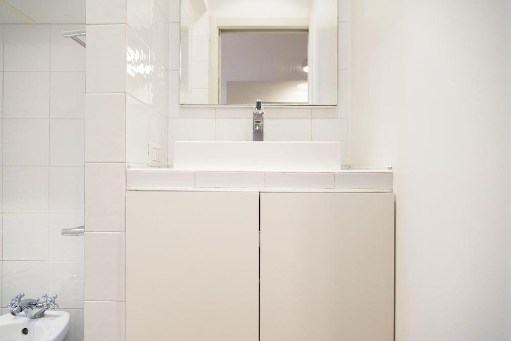 Фото White and Clean Apartment near Metro Mm1