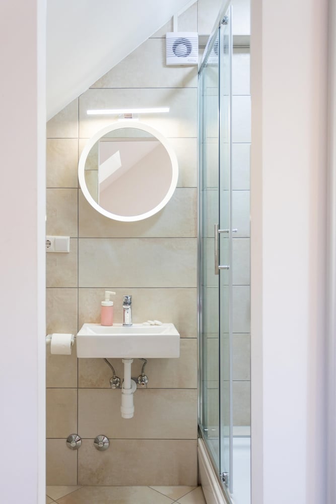 Фото Cozy and Bright Studio Near City Center