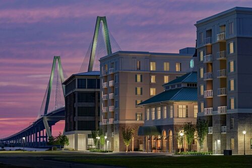 Гостиница Embassy Suites by Hilton Charleston Harbor Mt. Pleasant в Маунт Плезант