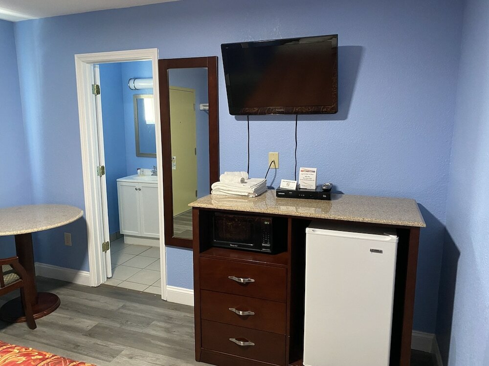 Фото Red Carpet Inn and Suites