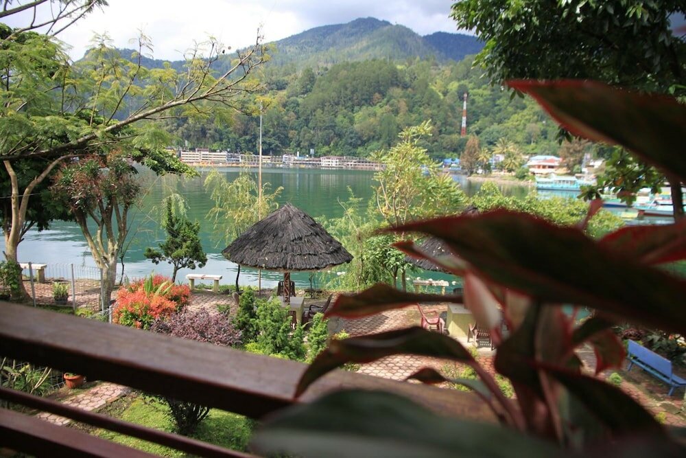 Фото Pandu Lakeside Hotel Parapat - Toba Lake