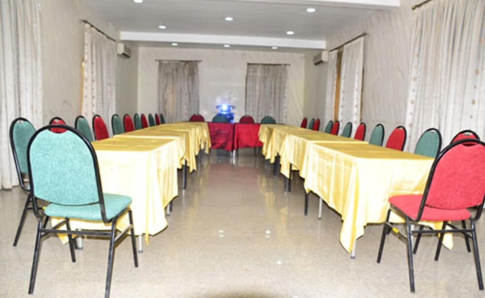 Фото Marvel Hotel Suites