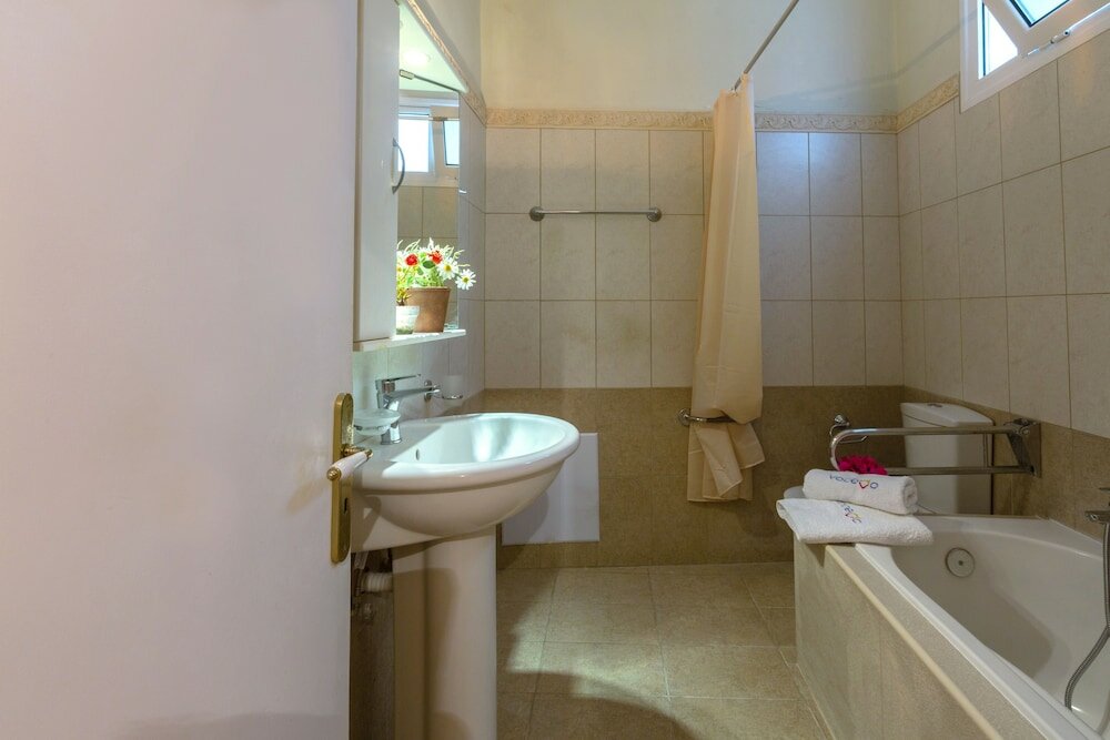 Фото Sidewalk Apartment