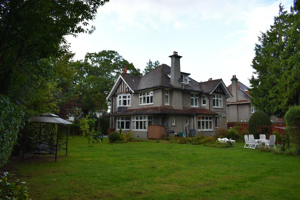 Фото Immaculate 4-bed Apartment in Bournemouth & SPA