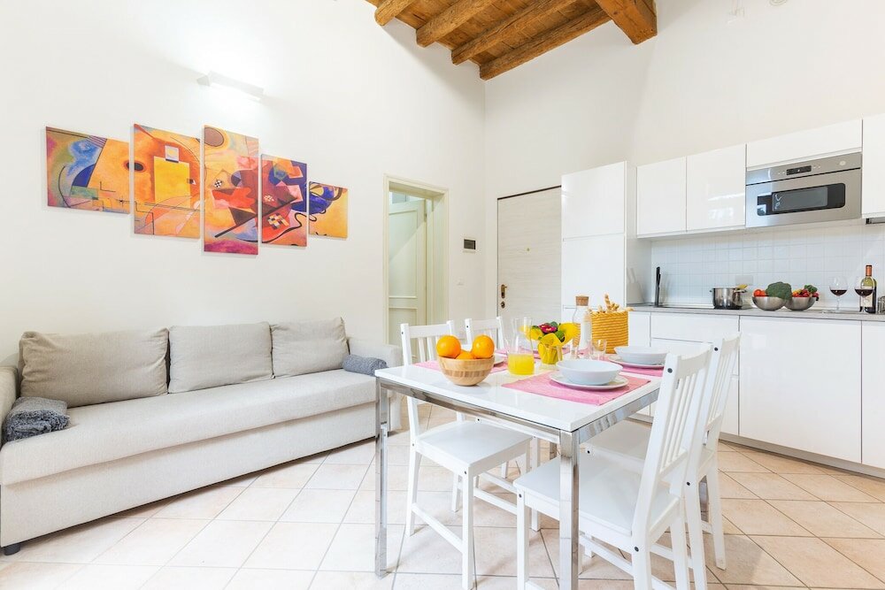 Фото University Apartment con parcheggio e giardino