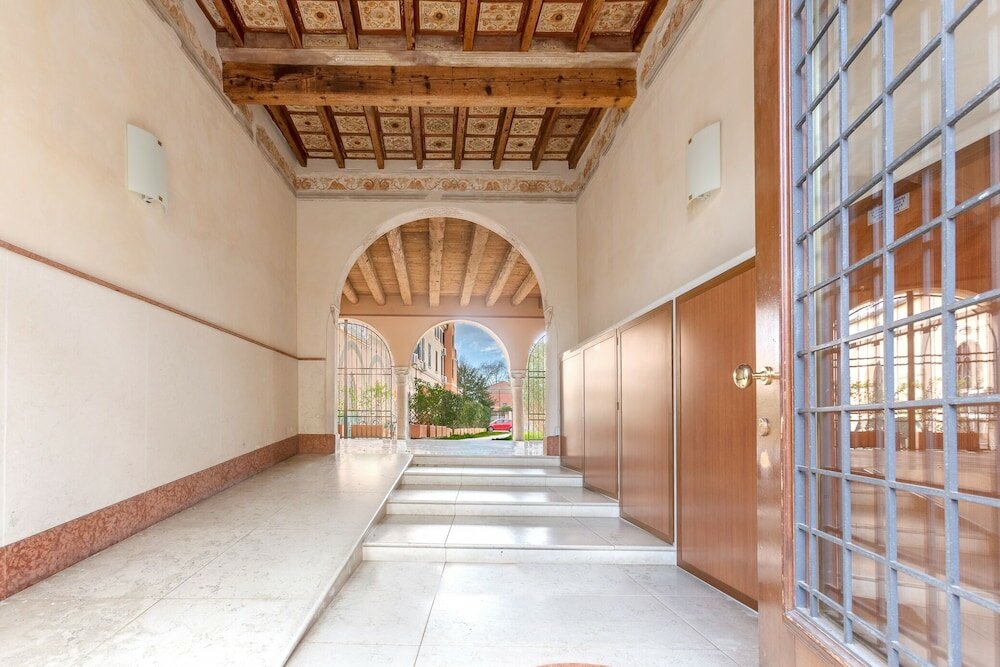 Фото University Apartment con parcheggio e giardino