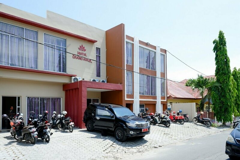 Гостиница RedDoorz @ Hotel Grand Aulia Majene