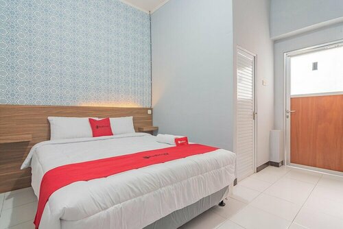 Гостиница RedDoorz near Alun-Alun Garut в Гаруте