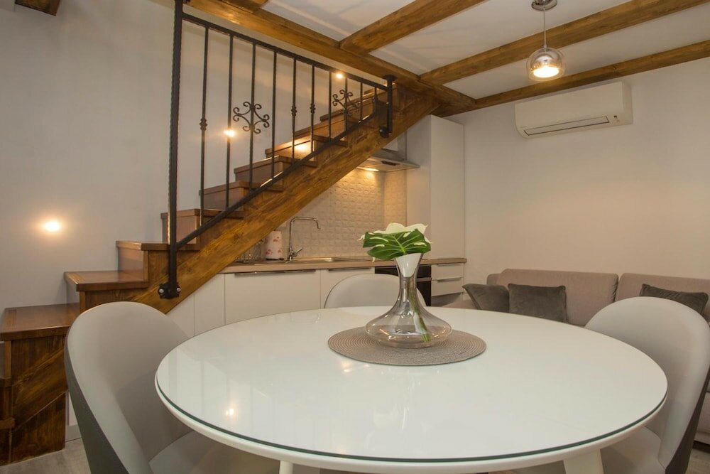 Фото Old Center Stone House