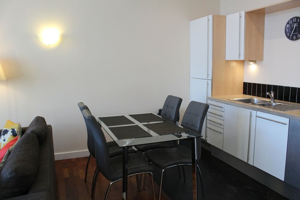 Фото Week2Week Stunning 2 Bed City Centre Apartment