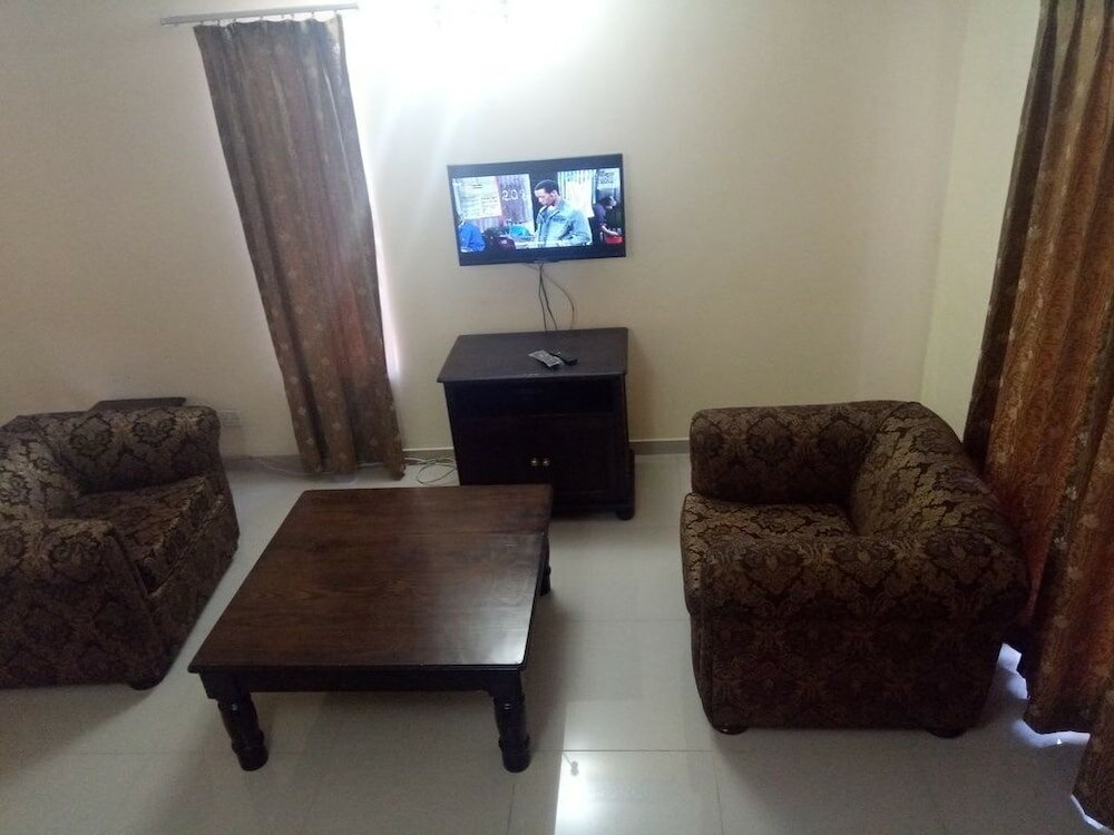 Фото 108 West Road Apartment