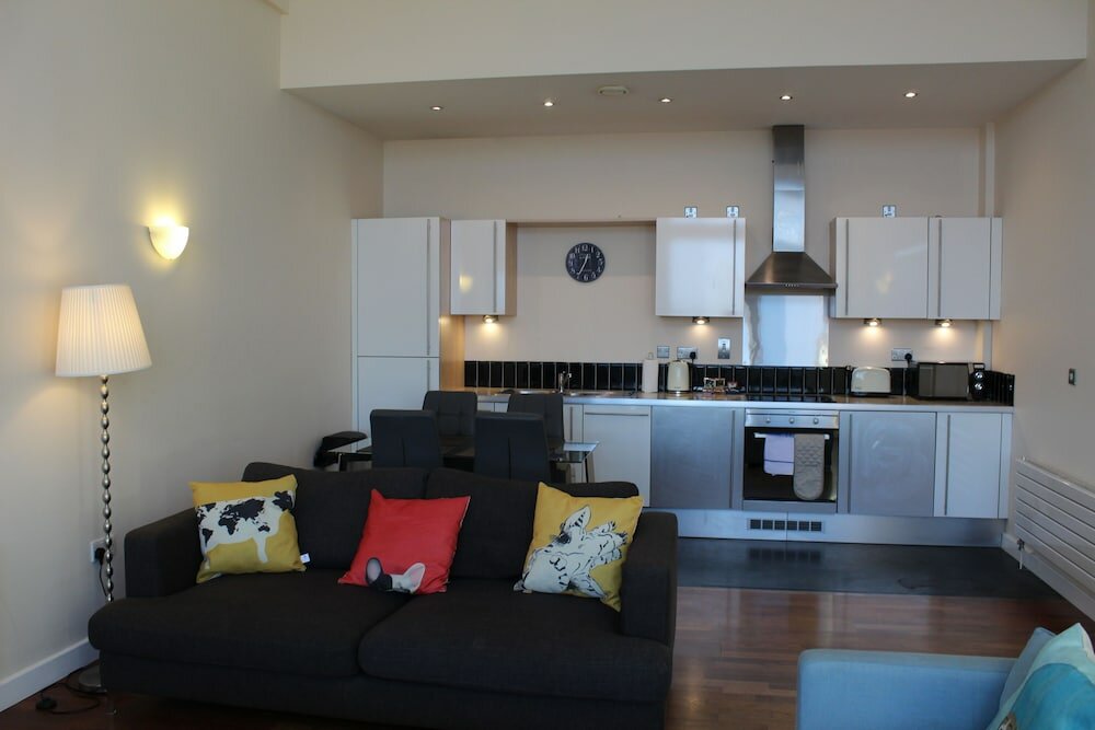 Фото Week2Week Stunning 2 Bed City Centre Apartment