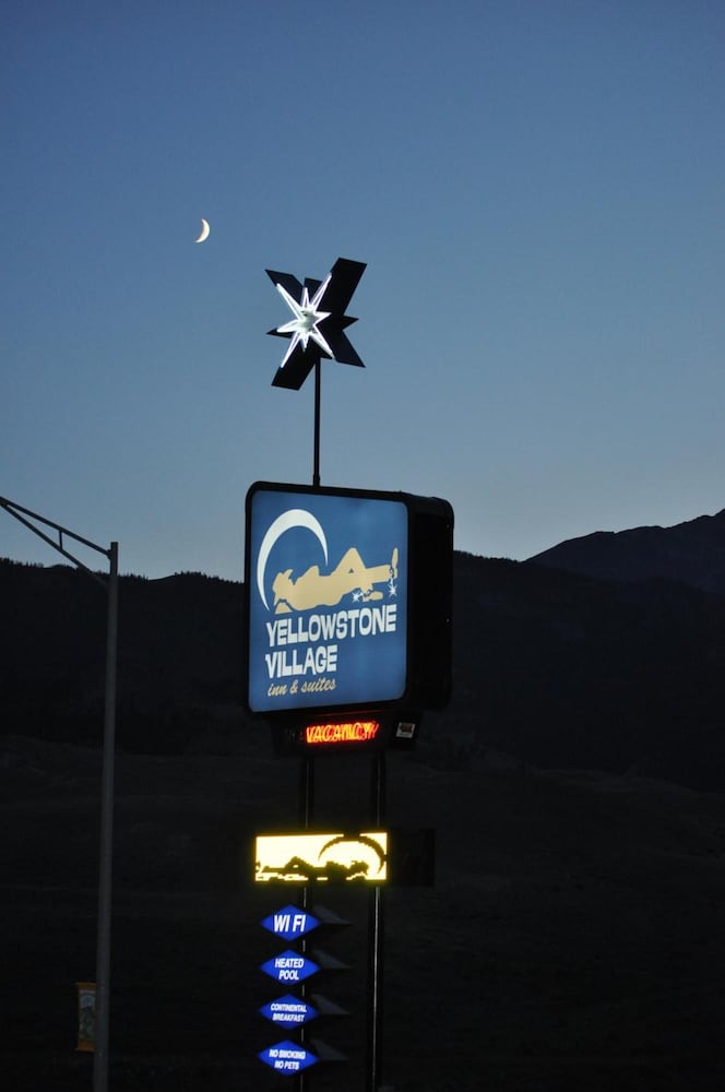 Фото Yellowstone Village Inn and Suites