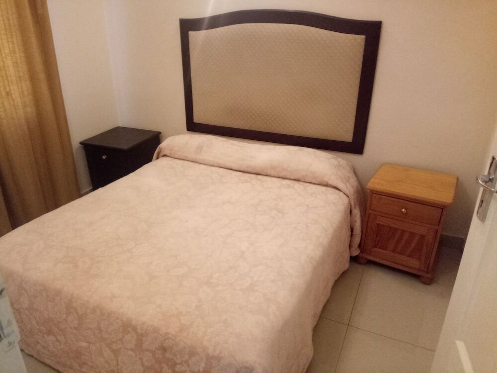 Фото 108 West Road Apartment