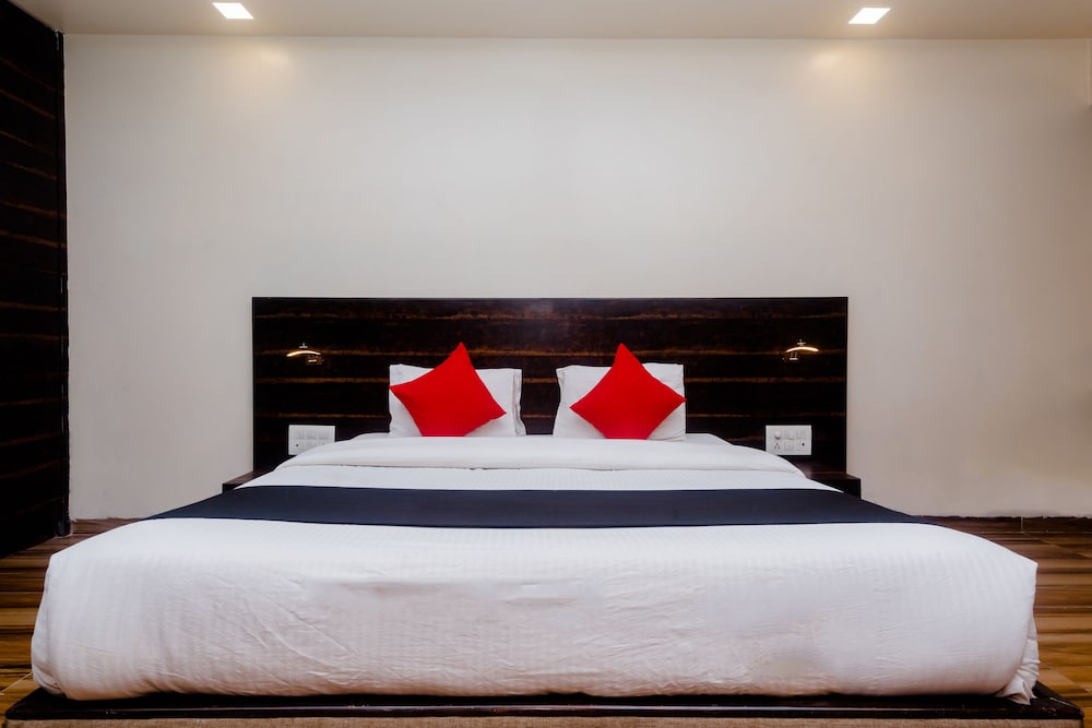 Фото Capital O 27600 Hotel Sai Plaza