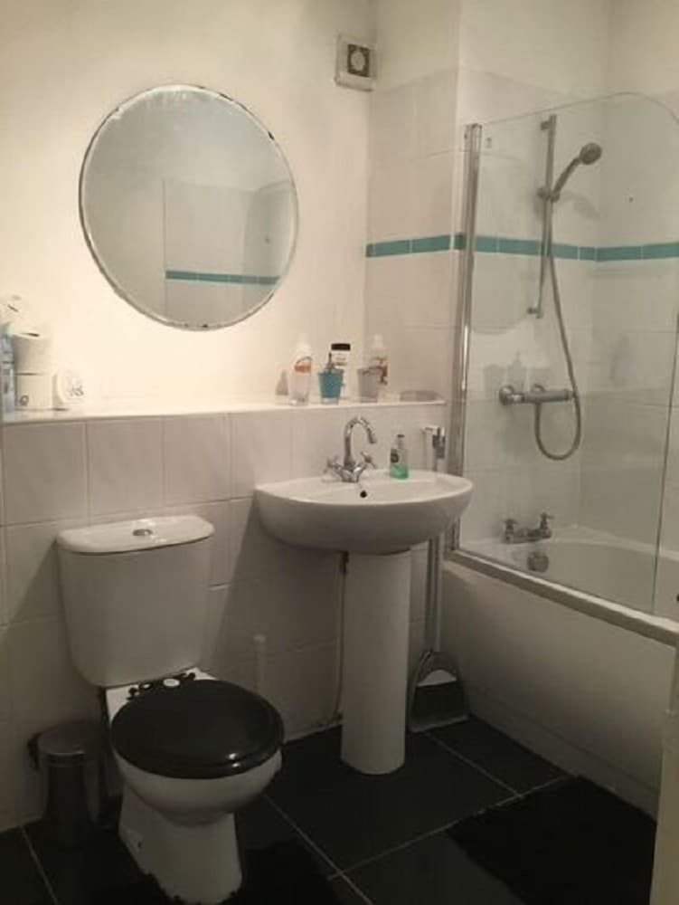 Фото Broadstone House near Glasgow Airport