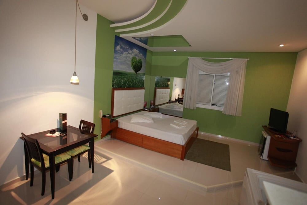 Фото Liverpool Hotel & Motel