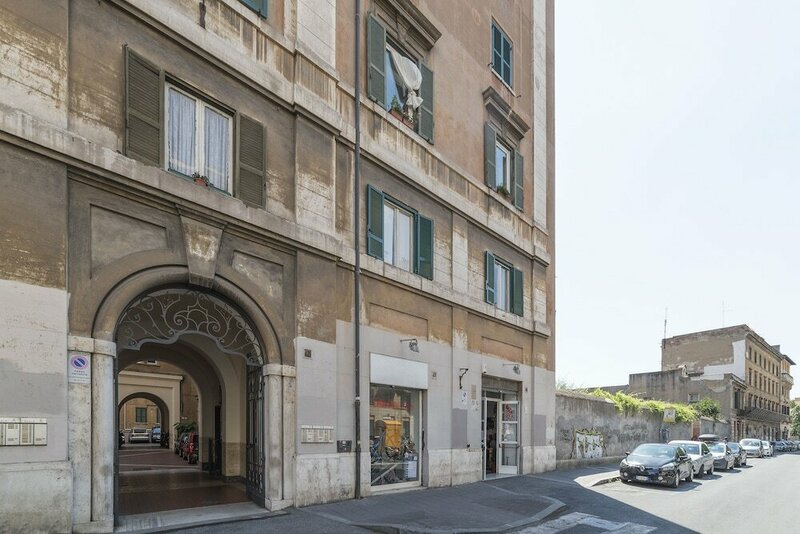 Гостиница Colosseo & Colle Oppio Charming Apartment в Риме