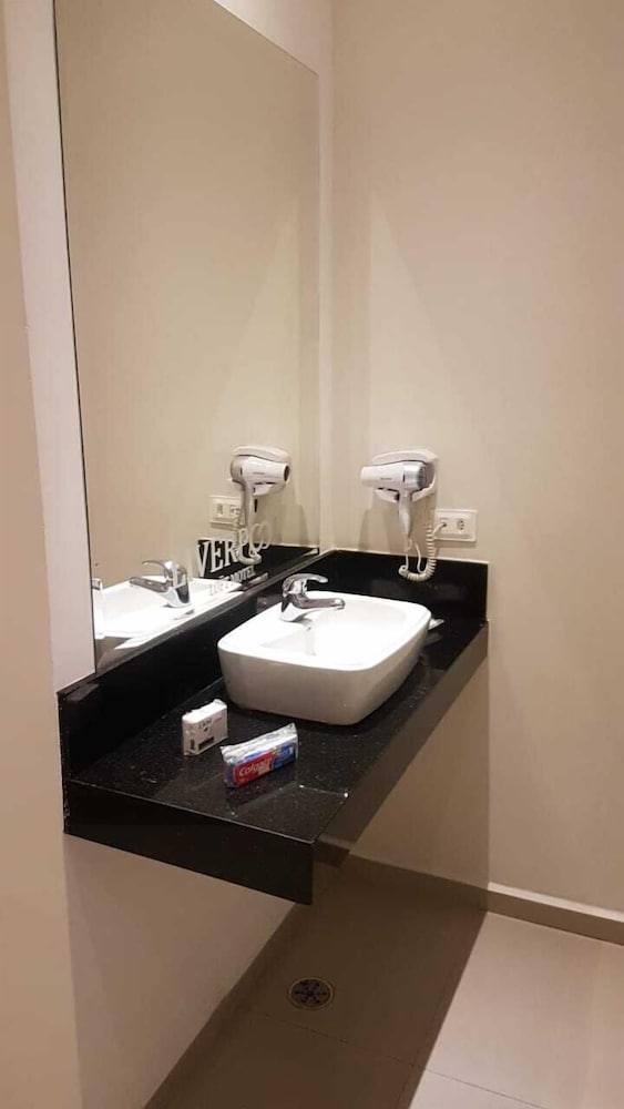 Фото Liverpool Hotel & Motel