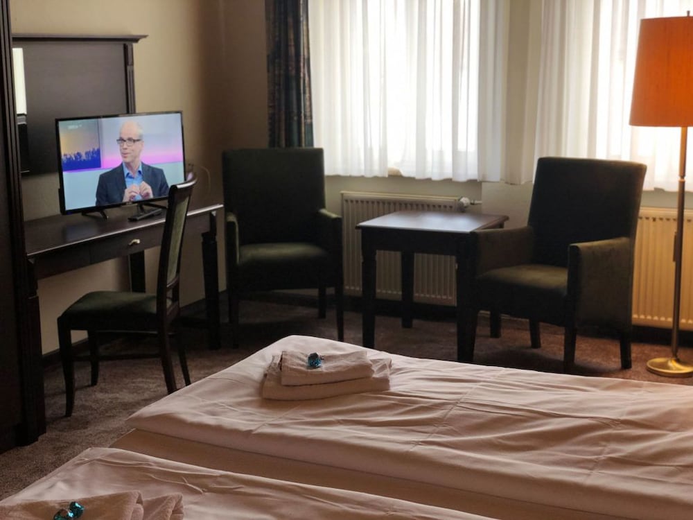 Фото Hotel Fränkischer Hof