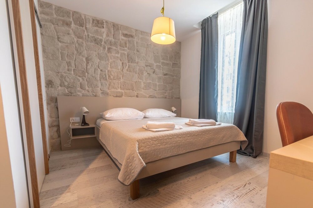 Фото City Center Studio Apartments L&b