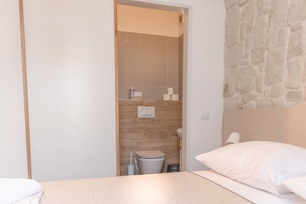 Фото City Center Studio Apartments L&b