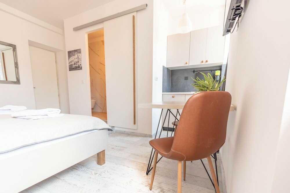 Фото City Center Studio Apartments L&b