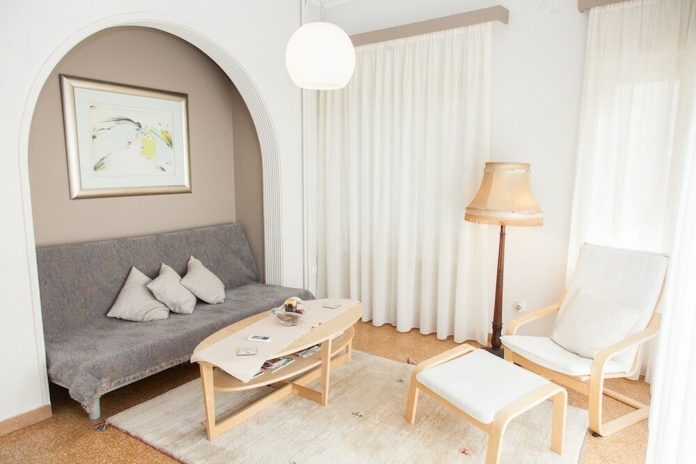 Фото Fabulous Apartment Across Flisvos