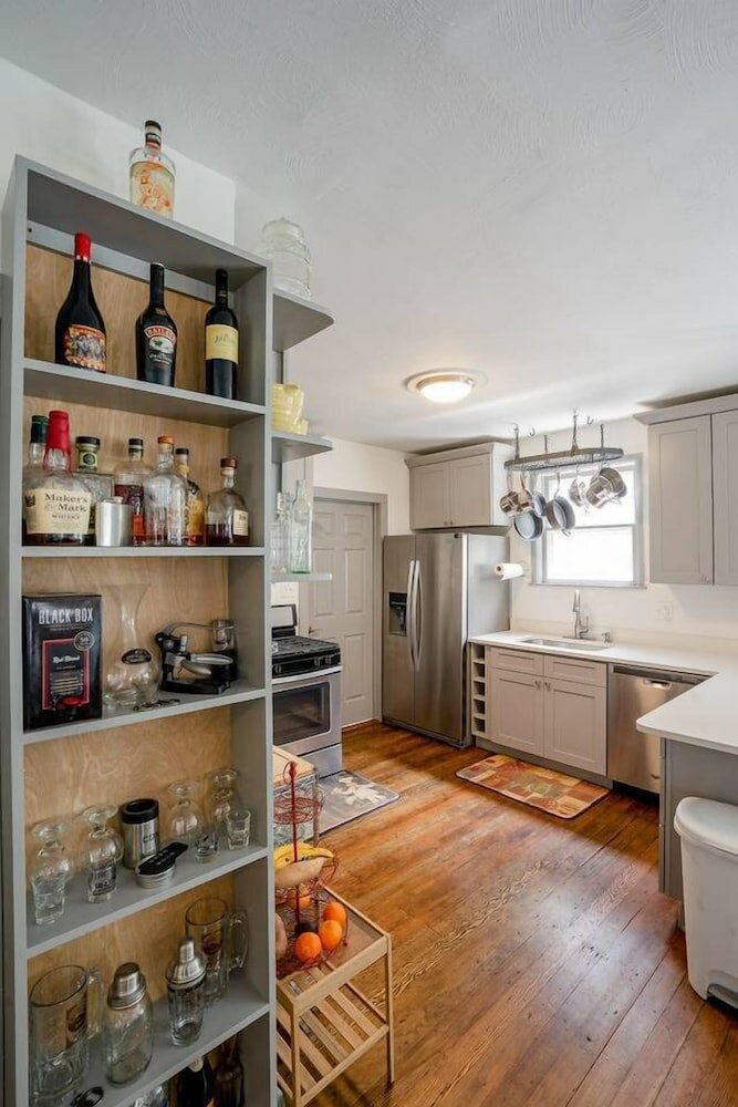 Фото The Beautiful Berkley Homestead Walk to Tennyson