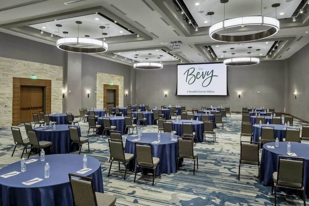 Фото The Bevy Hotel Boerne, a DoubleTree by Hilton