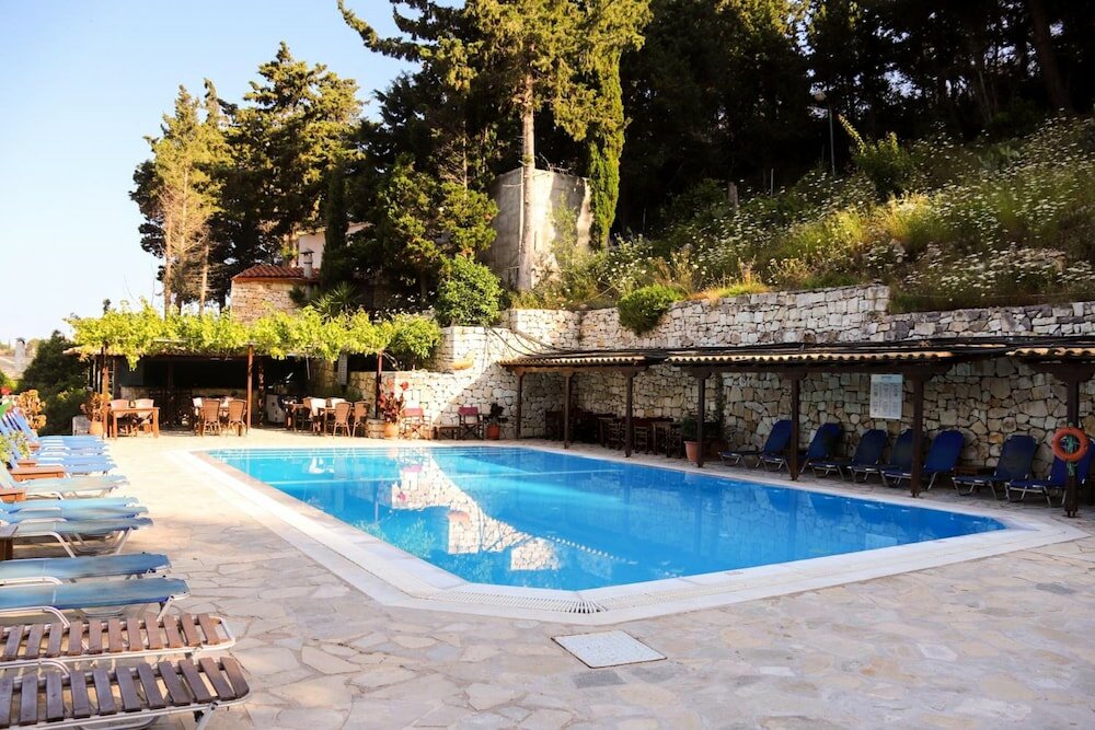 Фото Bastas Hotel & Studios