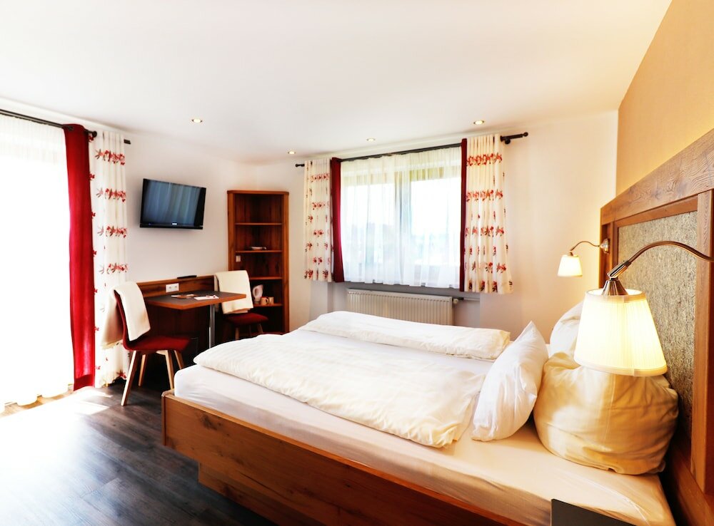 Фото Wandern und Wohlfühlpension Schuasterhof