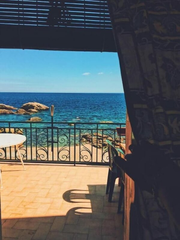 Хостел Homstel Beach - Taormina Hostel в Джардини-Наксосе
