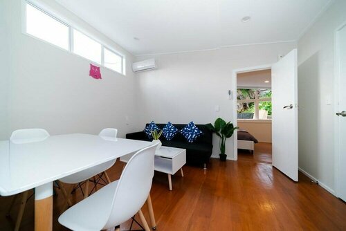 Гостиница Takapuna Central Spacious & New Home в Окленде