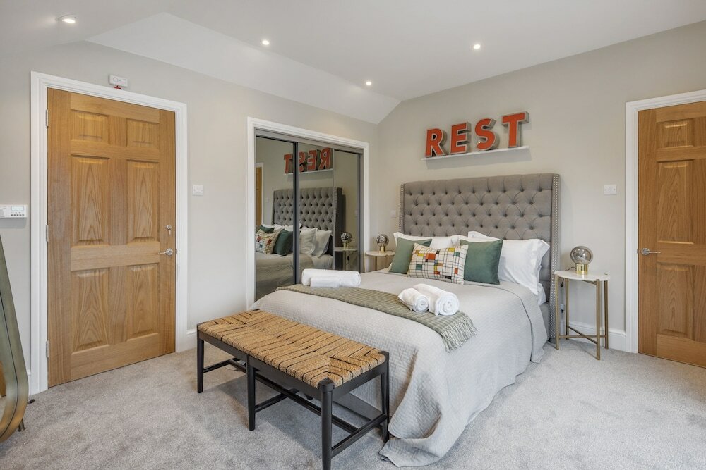 Фото Superior Stays Luxury Apartments - Bath City Centre