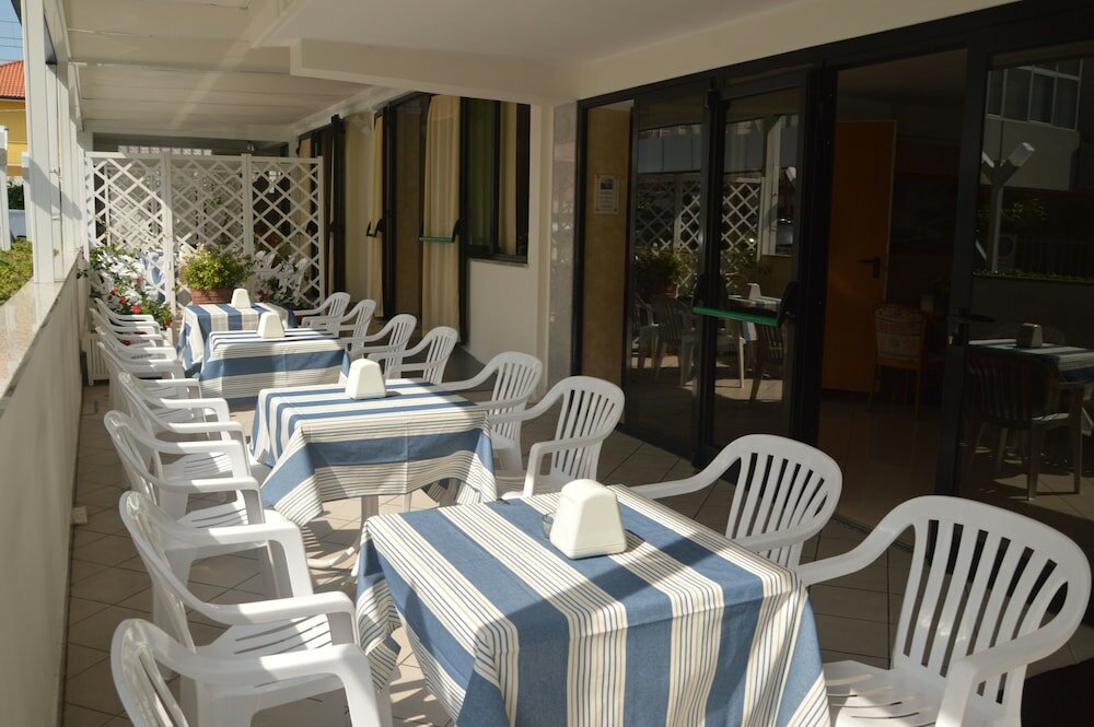 Фото Hotel Karin