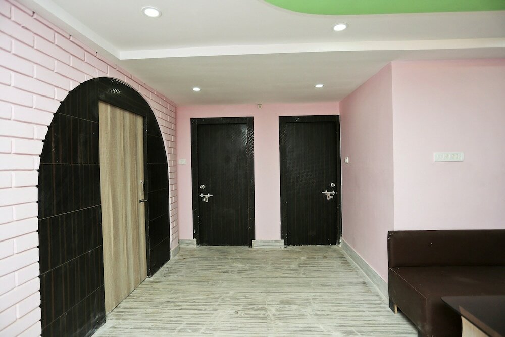 Фото Oyo 22566 Red Velvet Inn