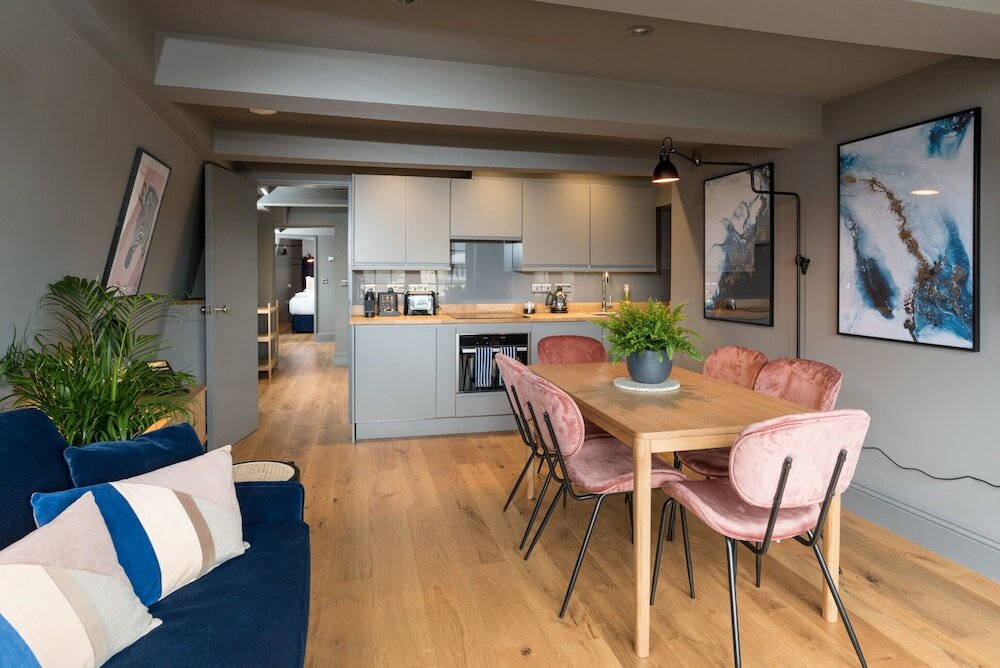 Фото Hiding Space - Trim Street Apartments